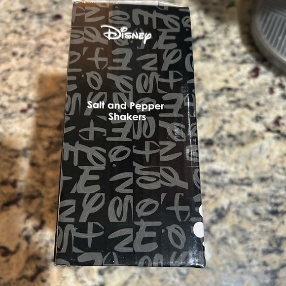 Disney Mickey Mouse & Minnie Mouse Ceramic Salt and Pepper Shakers! - Picture 4 of 4